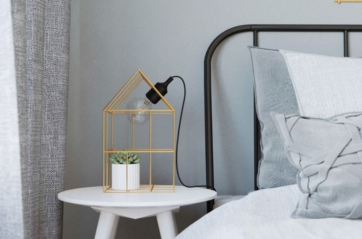 Đèn đầu giường được lồng vào khung sắt nơi chủ nhân còn trang trí thêm một chậu cây xinh xắn bên trong. Đèn đầu giường được lồng vào khung sắt nơi chủ nhân còn trang trí thêm một chậu cây xinh xắn bên trong.