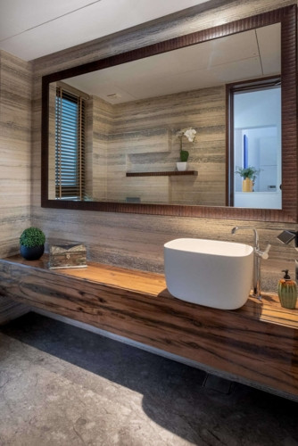 Chất liệu trong phòng tắm chủ yếu làm bằng gỗ, màu sắc tự nhiên.