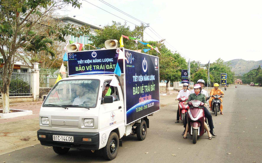 Điện lực Mang Yang tuyên truyền tiết kiệm điện và chiến dịch Giờ trái đất năm 2019. Ảnh: Hà Phương Mang Yang tuyên truyền tiết kiệm điện và chiến dịch Giờ trái đất năm 2019. Ảnh: Hà Phương