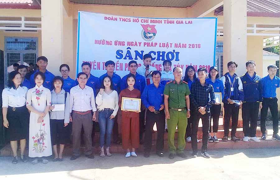 Đoàn cơ sở Công an huyện Chư Pah thường xuyên phối hợp với các đơn vị trường học tổ chức tuyên truyền pháp luật cho học sinh. Ảnh: Hồng Thi