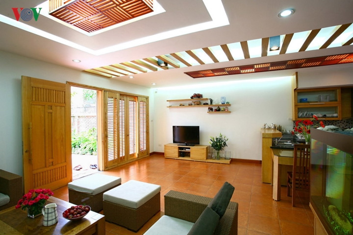 Phòng khách – sinh hoạt chung ngay sau cửa chính, có tính hướng ngoại với sự lý giải để phù hợp với văn hóa và nếp sinh hoạt cộng đồng làng xóm. Nếu ngồi đây có thể thư giãn cùng bể cá. Phòng khách – sinh hoạt chung ngay sau cửa chính, có tính hướng ngoại với sự lý giải để phù hợp với văn hóa và nếp sinh hoạt cộng đồng làng xóm. Nếu ngồi đây có thể thư giãn cùng bể cá.