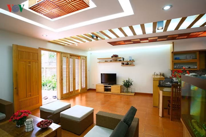 Phòng khách – sinh hoạt chung ngay sau cửa chính, có tính hướng ngoại với sự lý giải để phù hợp với văn hóa và nếp sinh hoạt cộng đồng làng xóm. Nếu ngồi đây có thể thư giãn cùng bể cá.