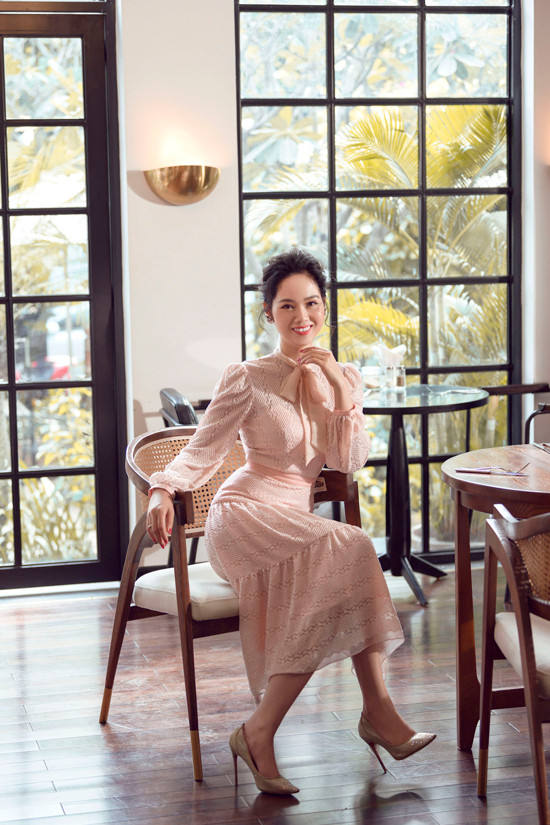 Buổi trình làng ready-to-wear Xuân/Hè 2019 của Lê Thanh Hòa sẽ giới thiệu 90 trang phục lấy cảm hứng từ vẻ đẹp núi rừng Tây Bắc. Buổi trình làng ready-to-wear Xuân/Hè 2019 của Lê Thanh Hòa sẽ giới thiệu 90 trang phục lấy cảm hứng từ vẻ đẹp núi rừng Tây Bắc.