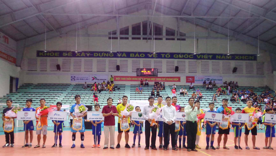 Ban tổ chức giải tặng hoa và cờ lưu niệm cho các đội bóng tham dự. Ảnh: Hà Phương