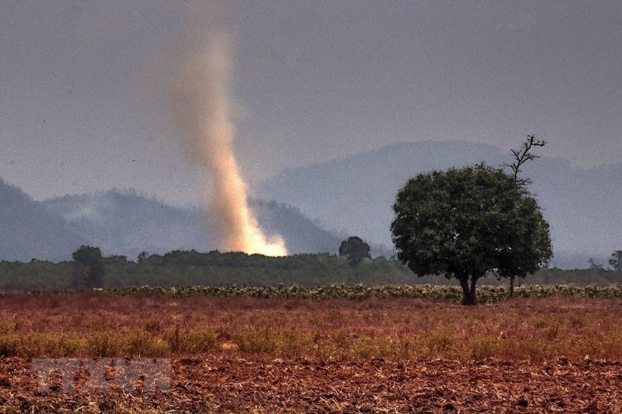 Vòi rồng - hiện tượng thiên nhiên hy hữu xuất hiện trên cánh đồng khô cằn nứt nẻ tại xã Ealê, huyện Ea Súp. Mùa khô kéo dài cùng với hiện tượng khí hậu cực đoan liên lục xảy ra bởi nền nhiệt độ cao và không khí oi nồng ở khắc các thôn, xã của các huyện trên địa bàn tỉnh Đắk Lắk