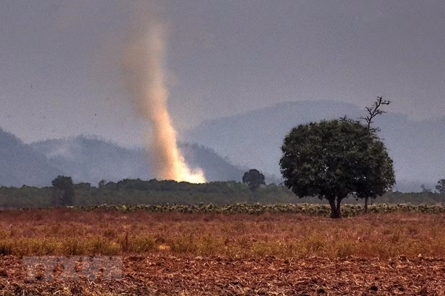 Vòi rồng - hiện tượng thiên nhiên hy hữu xuất hiện trên cánh đồng khô cằn nứt nẻ tại xã Ealê, huyện Ea Súp. Mùa khô kéo dài cùng với hiện tượng khí hậu cực đoan liên lục xảy ra bởi nền nhiệt độ cao và không khí oi nồng ở khắc các thôn, xã của các huyện trên địa bàn tỉnh Đắk Lắk