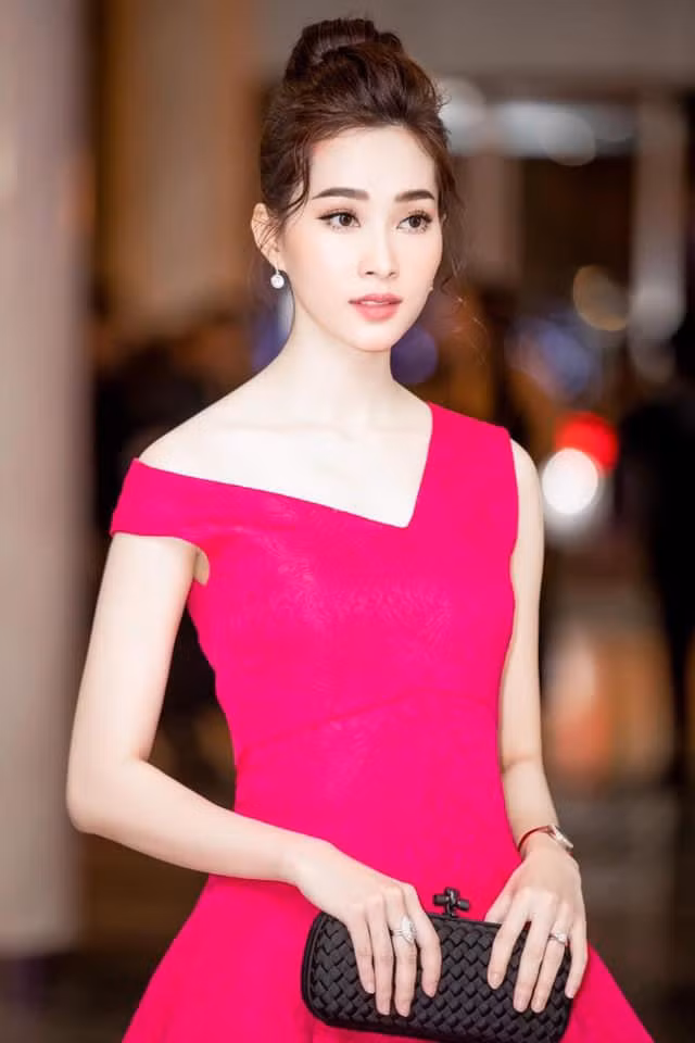  Cô giữ vững hình ảnh Hoa hậu Việt Nam trong mắt công chúng khi luôn xuất hiện với vẻ ngoài chỉn chu, đầu tư kỹ lưỡng và trung thành với phong cách điệu đà, nữ tính. Thu Thảo có lẽ là Hoa hậu Việt Nam thuần chất nhất từ trước đến nay.