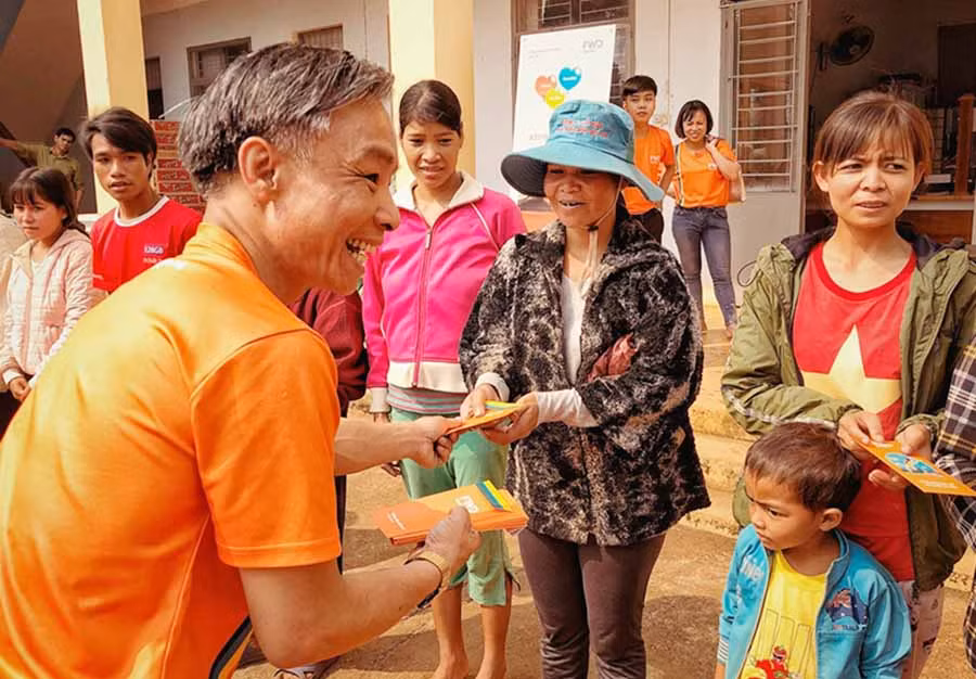 Ông Phạm Huỳnh Lê-Giám đốc Kinh doanh Cấp cao phụ trách Trung tâm Dịch vụ Khách hàng và Hỗ trợ tư vấn tài chính FWD tại Gia Lai trao quà cho bà con tại xã Ia Ka. 