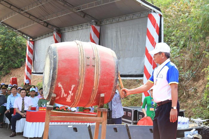 Đây là một trong những hoạt động của Lễ hội cà phê Buôn Ma Thuột lần thứ 7. Ông Y Bang H'Đơk, Chủ tịch UBND huyện Lắk, Trưởng Ban tổ chức hội thi đánh trống khai hội. Đây là một trong những hoạt động của Lễ hội cà phê Buôn Ma Thuột lần thứ 7. Ông Y Bang H'Đơk, Chủ tịch UBND huyện Lắk, Trưởng Ban tổ chức hội thi đánh trống khai hội.