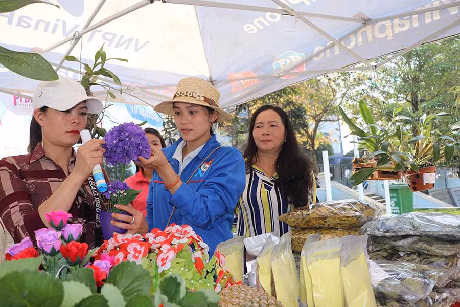  Hàng trăm sản phẩm được bày bán, giới thiệu tại ngày hội khởi nghiệp. Ảnh: N.M