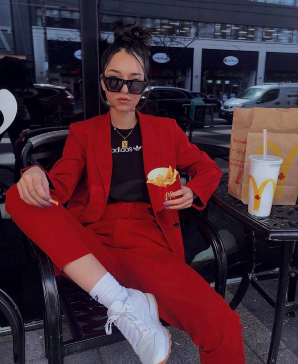 Song song với xu hướng diện blazer, những bộ suit tông màu thời thượng cũng được các fashionista tiếp tục lăng xê ở mùa hè năm nay. Song song với xu hướng diện blazer, những bộ suit tông màu thời thượng cũng được các fashionista tiếp tục lăng xê ở mùa hè năm nay.