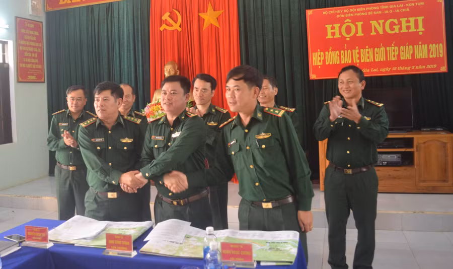  Các đơn vị ký kết hiệp đồng bảo vệ biên giới. Ảnh: Vĩnh Hoàng