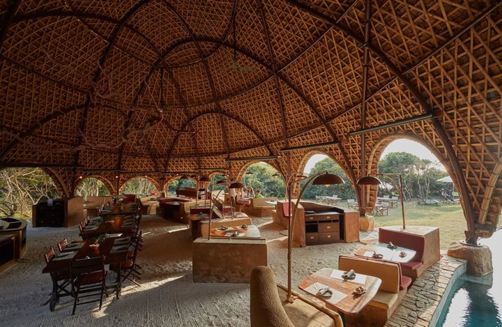 Quầy bar ngoài trời và quán ăn làm bằng tre là chất liệu sẵn có ở địa phương.