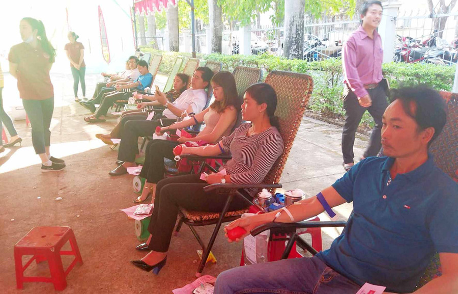 Các tình nguyện viên tham gia hiến máu tình nguyện. Ảnh: Hà Phương