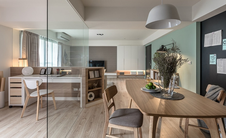 Khu vực làm việc gói gọn sau bức tường kính. Khu vực làm việc gói gọn sau bức tường kính.