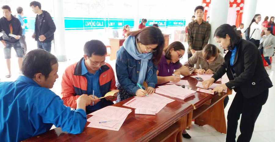 Các đoàn viên tham gia hiến máu tình nguyện. Ảnh: Như Nguyện