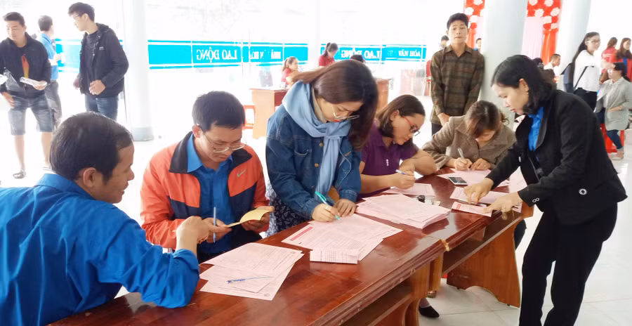 Các đoàn viên tham gia hiến máu tình nguyện. Ảnh: Như Nguyện