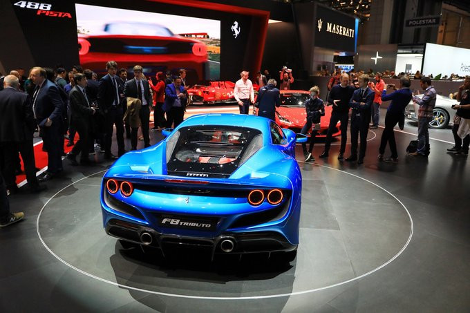 F8 Tributo đánh dấu lần quay trở lại với thiết kế đèn hậu kép của Ferrari. Phía sau là khoang động cơ với mặt kính trong suốt, khoe cỗ máy V8 mạnh mẽ.