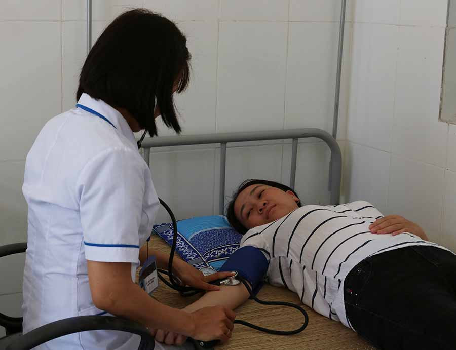  Khám bệnh cho bệnh nhân tại Trạm Y tế xã Yang Trung. Ảnh: H.S