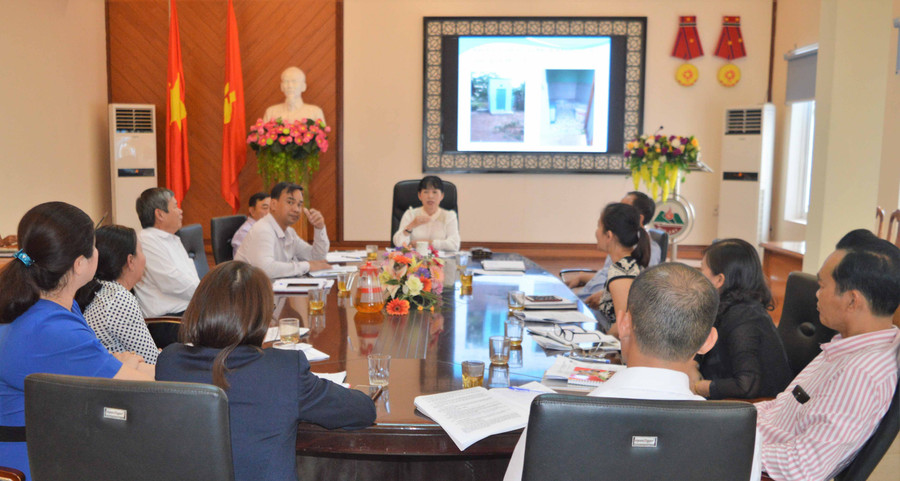 Quang cảnh buổi họp bàn xây dựng nhà tiêu hợp vệ sinh cho hộ nghèo. Ảnh: Đinh Yến