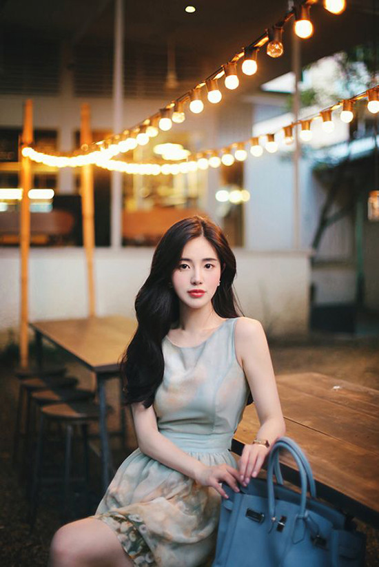  Các mẫu đầm cắt ráp tỉ mỉ luôn tạo nên phần ngực áo đẹp mắt và giúp người mặc tôn vẻ sexy. Kèm với kiểu áo sát nách, cổ thuyền và phần chân váy được siết eo nhẹ nhàng, khoe khéo eo thon.