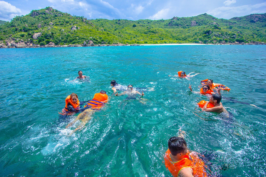 Bơi lội thỏa thích trên biển xanh