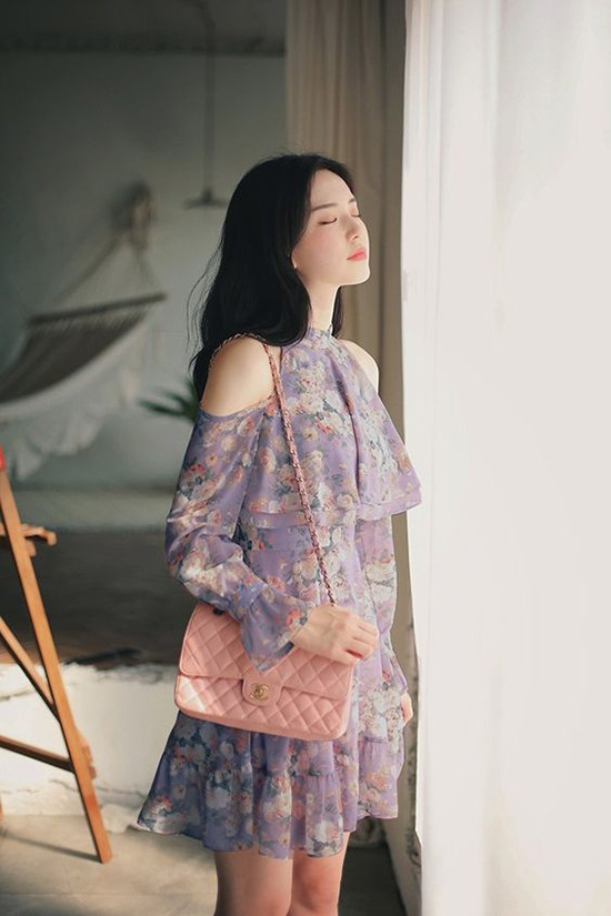 Đầm khoét vai xây dựng trên các chất liệu vải mềm mỏng cũng là trang phục phù hợp với tiết trời nắng nóng mùa này.