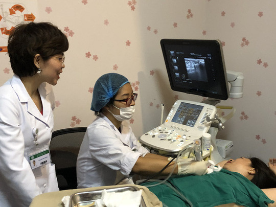 Một nữ bệnh nhân được hút khối u xơ tuyến vú to 3 cm không cần phẫu thuật