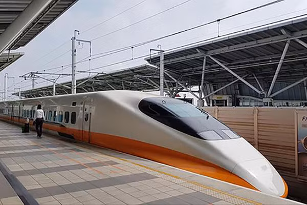 Bộ GTVT cho rằng nên làm trước 2 đoạn tuyến đường sắt tốc độ cao Hà Nội - Vinh, TP.HCM - Nha Trang và đưa vào khai thác năm 2032