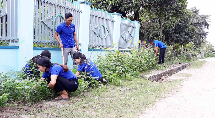  Đoàn viên, thanh niên xã Ia Tul chăm sóc hoa ở tuyến đường tự quản. Ảnh: Đ.L
