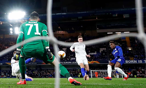 Callum Hudson-Odoi ghi bàn ấn định chiến thắng cho Chelsea. Ảnh: Reuters.
