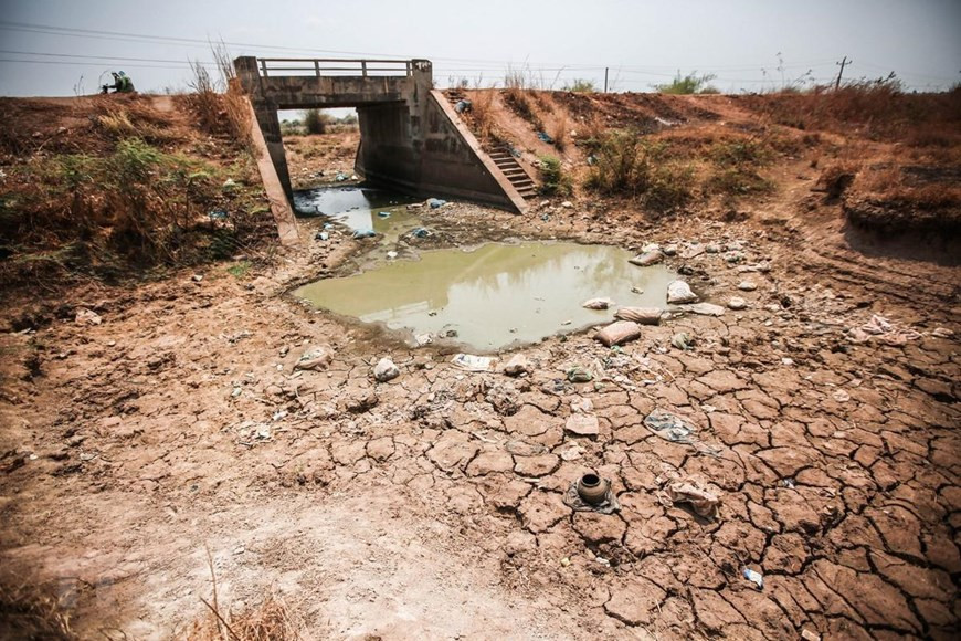  Những chiếc cống phục vụ tưới, tiêu nước trên địa bàn huyện Ea Súp giờ nằm trơ trọi trong nắng gió và khô hạn.
