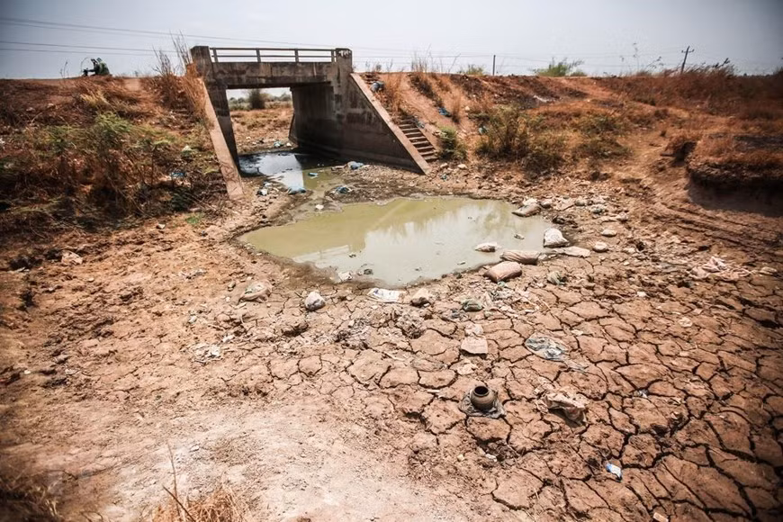  Những chiếc cống phục vụ tưới, tiêu nước trên địa bàn huyện Ea Súp giờ nằm trơ trọi trong nắng gió và khô hạn.