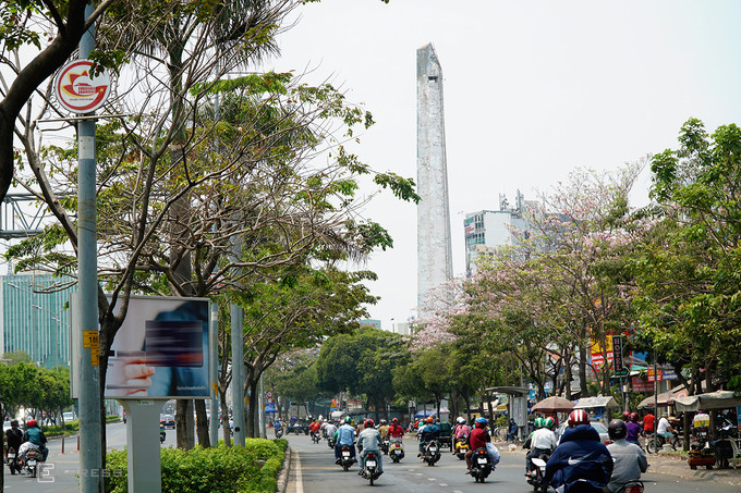  Hoa kèn hồng có tên gọi khác là hồng chuông hay hồng loa kèn, hoa hồng phấn. Cứ vào độ cuối tháng ba, loài hoa này bắt đầu trổ nụ và rộ lên sắc hồng phấn vào đầu tháng tư. Nhưng năm nay hoa trổ nụ sớm hơn.