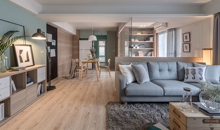 Thiết kế phòng khách đơn giản nhưng ẩn chứa nhiều chức năng, tủ tivi, bàn trà có ngăn lưu trữ giúp sắp xếp mọi thứ thật gọn gàng.