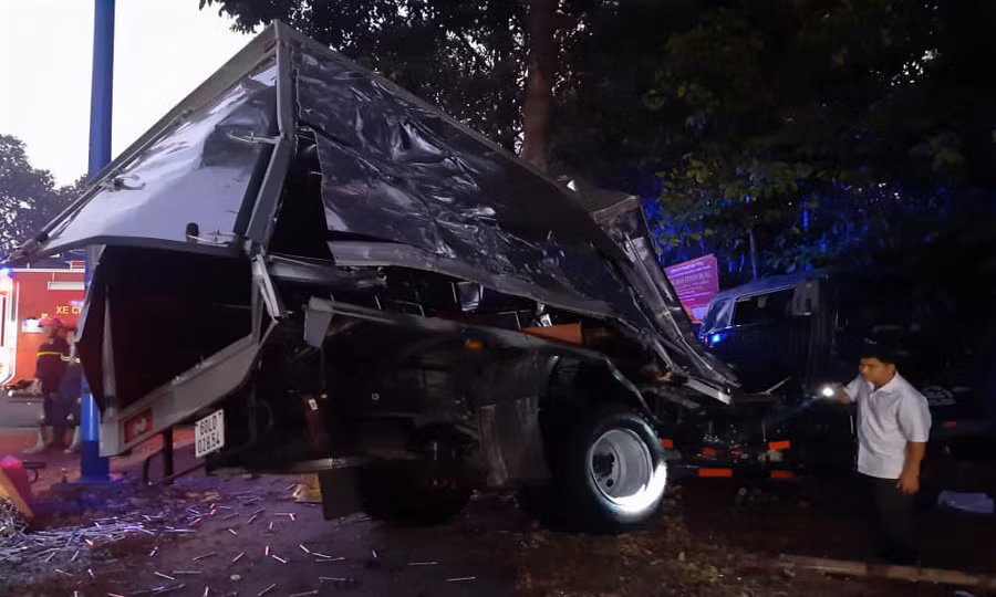 Xe tải bị tông biến dạng, hất văng lên vỉa hè