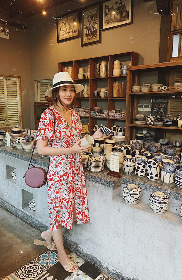 Vũ rộng vành được 'chị đại' của làng mốt Việt phối hợp hài hòa cùng nhiều set đồ dạo phố như váy cài nút, đầm họa tiết, váy thắt eo...