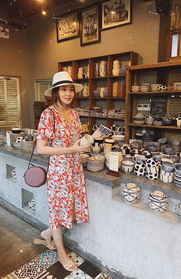 Vũ rộng vành được 'chị đại' của làng mốt Việt phối hợp hài hòa cùng nhiều set đồ dạo phố như váy cài nút, đầm họa tiết, váy thắt eo...