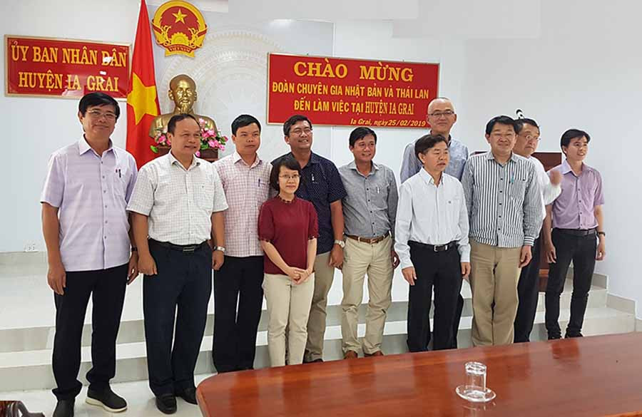 Đoàn chuyên gia Nhật Bản và Thái Lan tìm hiểu về tiềm năng, lợi thế nông nghiệp ở huyện Ia Grai. Ảnh: Hồng Thi