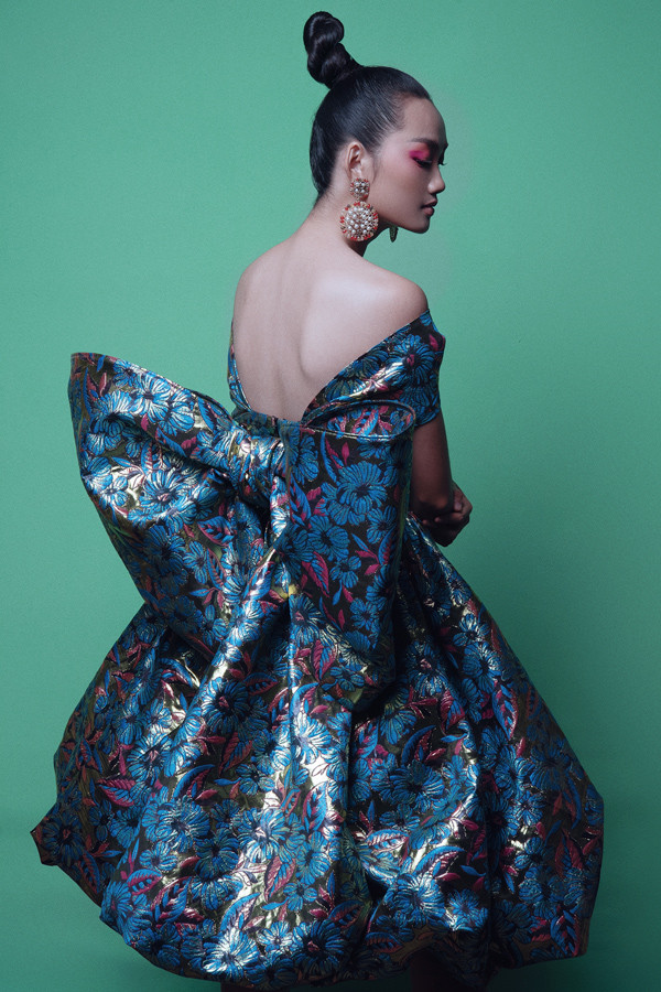 Form dáng trang phục được Đỗ Mạnh Cường sáng tạo tối đa trên nền nhiều loại chất liệu, màu sắc và họa tiết. Form dáng trang phục được Đỗ Mạnh Cường sáng tạo tối đa trên nền nhiều loại chất liệu, màu sắc và họa tiết.