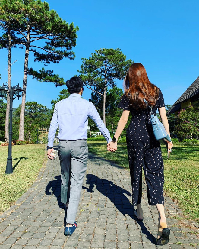 Hình ảnh hai vợ chồng nắm tay nhau tình cảm trong chuyến du xuân Đà Lạt đầu năm. Cường Đô La gọi đây là những giây phút yên bình trong cuộc sống. Đàm Thu Trang cũng được lòng mẹ Cường Đô La. Chính bà là người thúc giục con trai sớm tổ chức lễ cưới với người mẫu Lạng Sơn. Hình ảnh hai vợ chồng nắm tay nhau tình cảm trong chuyến du xuân Đà Lạt đầu năm. Cường Đô La gọi đây là những giây phút yên bình trong cuộc sống. Đàm Thu Trang cũng được lòng mẹ Cường Đô La. Chính bà là người thúc giục con trai sớm tổ chức lễ cưới với người mẫu Lạng Sơn.