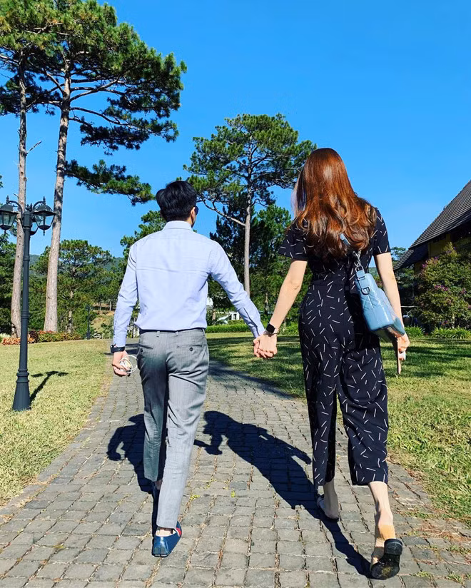 Hình ảnh hai vợ chồng nắm tay nhau tình cảm trong chuyến du xuân Đà Lạt đầu năm. Cường Đô La gọi đây là những giây phút yên bình trong cuộc sống. Đàm Thu Trang cũng được lòng mẹ Cường Đô La. Chính bà là người thúc giục con trai sớm tổ chức lễ cưới với người mẫu Lạng Sơn.