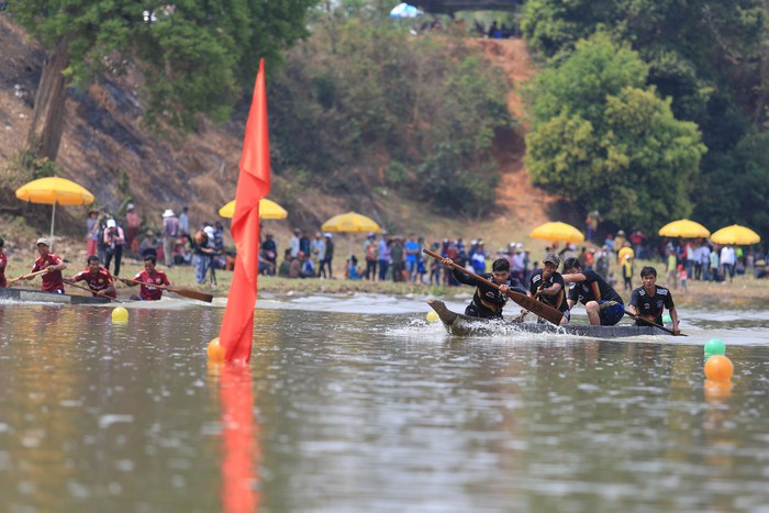 Đua thuyền độc mộc là môn thi được tổ chức nhiều năm nay trên Hồ Lắk. Theo Ban tổ chức, Hội đua thuyền độc mộc trên hồ Lắk nhằm bảo tồn nét văn hóa độc đáo của cộng đồng người dân tộc thiểu số ở huyện Lắk nói riêng, tỉnh Đắk Lắk nói chung. Hoạt động này nằm trong khuôn khổ Lễ hội Cà phê Buôn Ma Thuột lần thứ 7, là dịp để quảng bá danh thắng Hồ Lắk – một điểm du lịch độc đáo của địa phương. Đua thuyền độc mộc là môn thi được tổ chức nhiều năm nay trên Hồ Lắk. Theo Ban tổ chức, Hội đua thuyền độc mộc trên hồ Lắk nhằm bảo tồn nét văn hóa độc đáo của cộng đồng người dân tộc thiểu số ở huyện Lắk nói riêng, tỉnh Đắk Lắk nói chung. Hoạt động này nằm trong khuôn khổ Lễ hội Cà phê Buôn Ma Thuột lần thứ 7, là dịp để quảng bá danh thắng Hồ Lắk – một điểm du lịch độc đáo của địa phương.