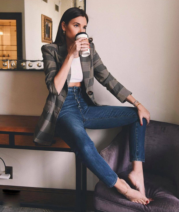 Blazer kẻ sọc ca rô vẫn là trang phục được ưa chuộng nhất. Mẫu áo này có thể phối cùng jeans, áo thun và sơ mi trắng để tăng nét hiện đại. Blazer kẻ sọc ca rô vẫn là trang phục được ưa chuộng nhất. Mẫu áo này có thể phối cùng jeans, áo thun và sơ mi trắng để tăng nét hiện đại.