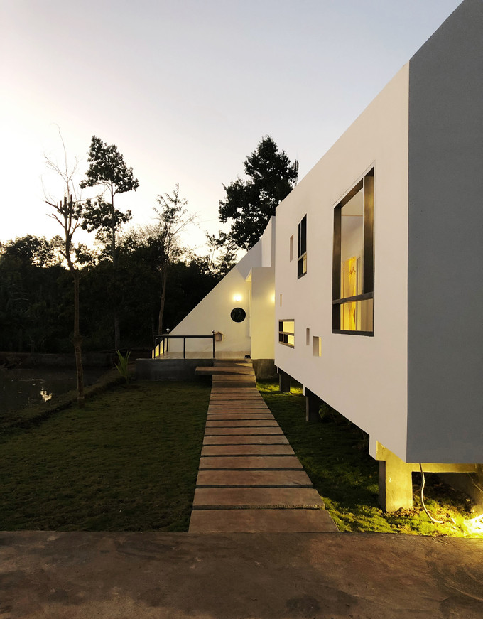 Chủ nhà yêu thích lối kiến trúc hiện đại, có phong cách riêng. Kiến trúc sư Lê Thanh Bình và các đồng nghiệp tại BL Architects đã giúp anh tạo nên một ngôi nhà với hình khối lạ mắt, màu sắc hiện đại nhưng vẫn thoải mái để sinh hoạt và nghỉ ngơi.