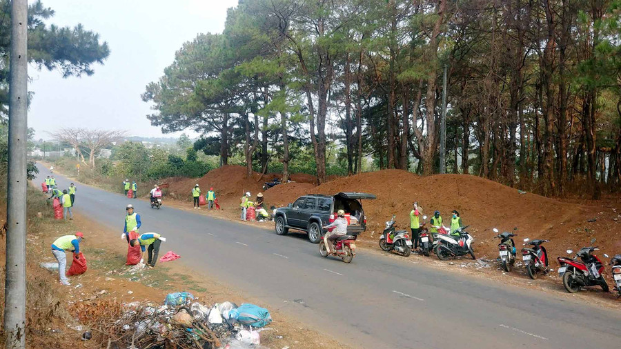 Buổi dọn rác của các bạn trẻ tại khu vực đồi thông. Ảnh: Ngọc Sang