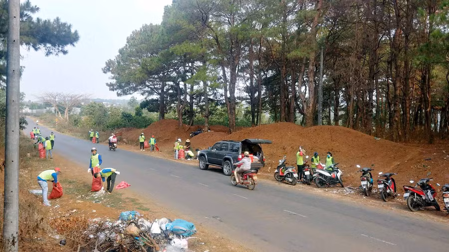 Buổi dọn rác của các bạn trẻ tại khu vực đồi thông. Ảnh: Ngọc Sang