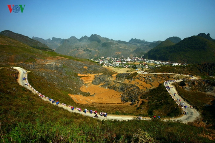 Càng đi càng cảm nhận đá là chất liệu, là đường nét, là hình khối, là màu sắc, là âm hưởng chủ đạo của ngút ngàn cao nguyên này. Càng đi càng cảm nhận đá là chất liệu, là đường nét, là hình khối, là màu sắc, là âm hưởng chủ đạo của ngút ngàn cao nguyên này.