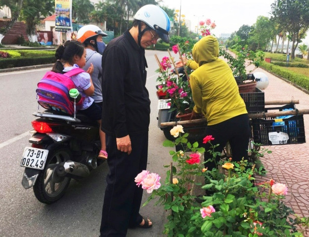 Hoa hồng trở thành một thú chơi của người dân TP. Đồng Hới. Ảnh: AT
