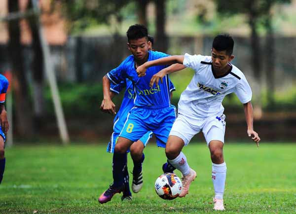 Cầu thủ U15 HA.GL (áo trắng) gặp U15 Khánh Hòa (xanh). Ảnh: Minh Trần Cầu thủ U15 HA.GL (áo trắng) gặp U15 Khánh Hòa (xanh). Ảnh: Minh Trần